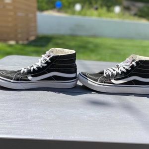 Narrow Black Old Skool High top Vans